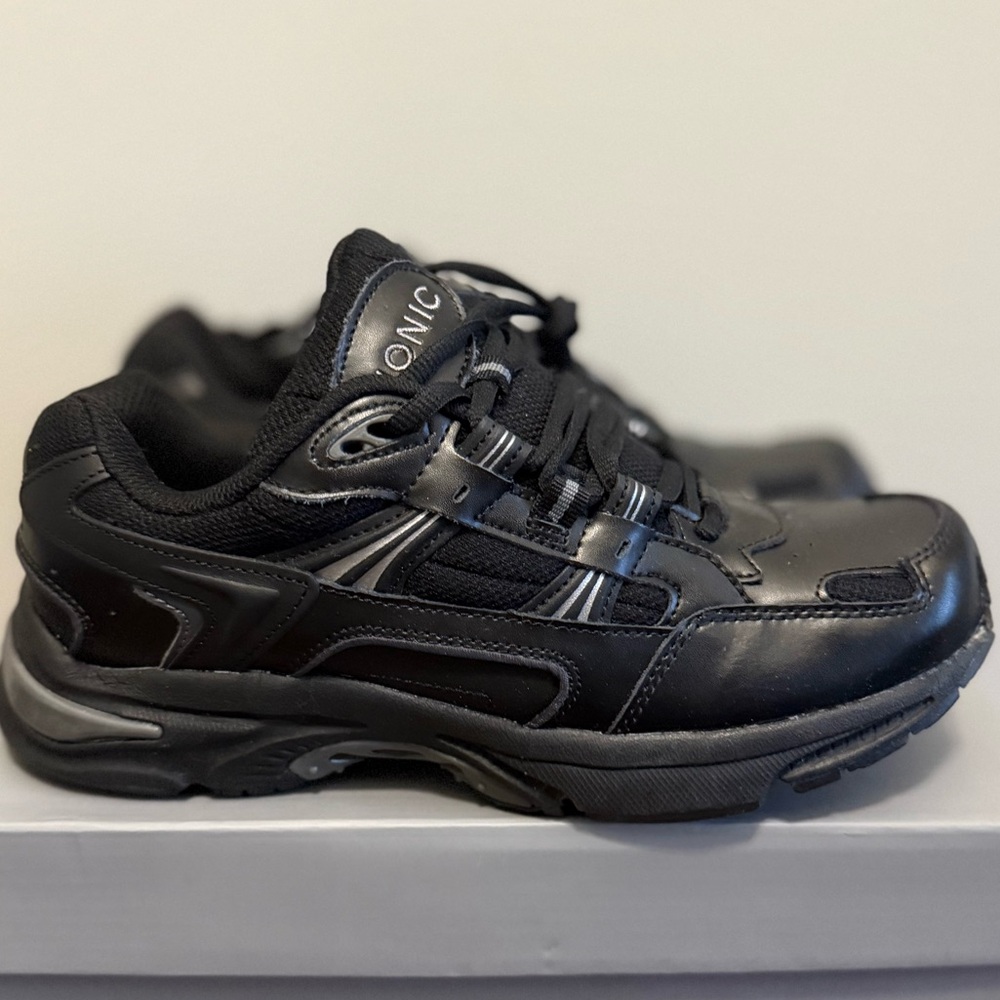Vionic Black Walker‎ sneakers 7.5